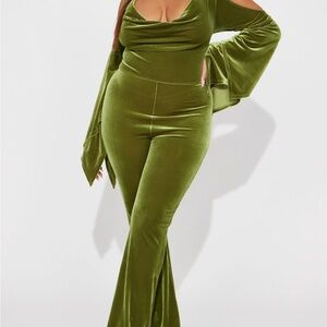 Don’t Miss Out Velvet Jumpsuit(Olive)
Fashion Nova
Never Worn